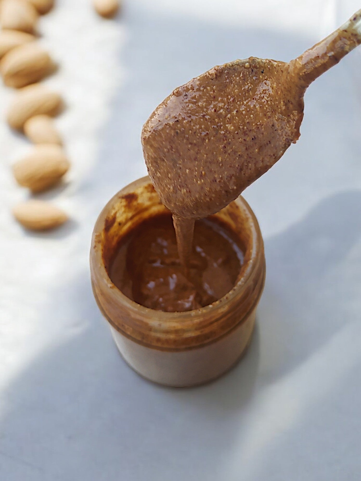 Crema di mandorle tostate con buccia