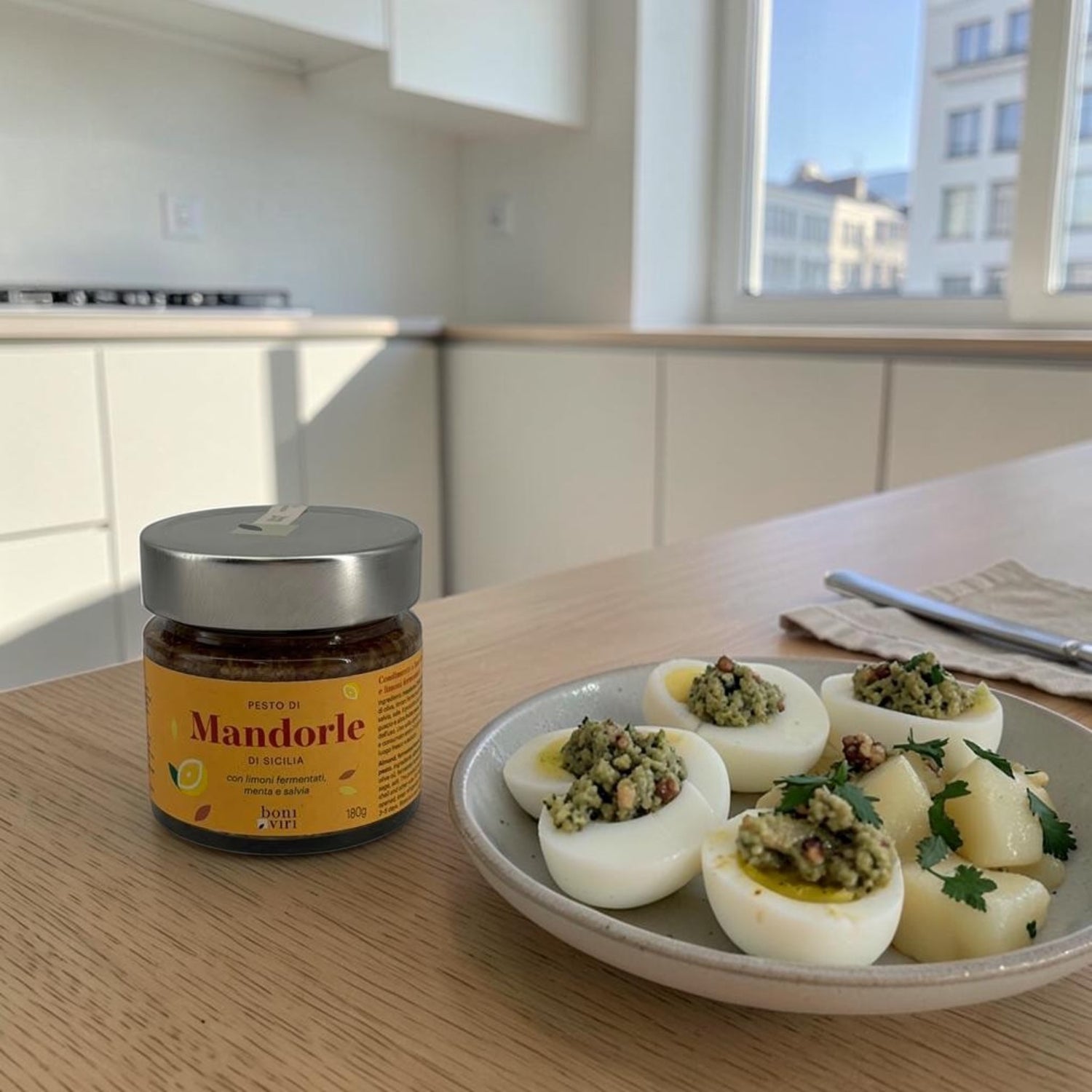 Pesto aus Pizzuta-Mandeln mit fermentierten Zitronen, Minze und Salbei